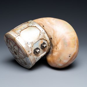 Een Indo-Portugese met parelmoer tot poederhoorn gemonteerde nautilusschelp, Gujarat, India, 17/18e eeuw — foto 9