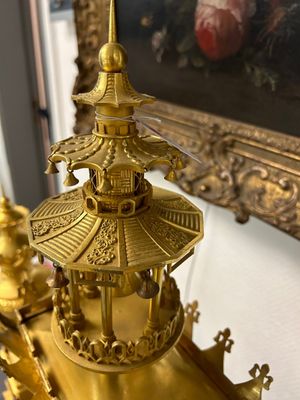Een indrukwekkende driedelige vergulde bronzen klokgarnituur met chinoiserie decor, Frankrijk, 19e eeuw — foto 14