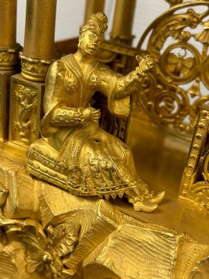 Een indrukwekkende driedelige vergulde bronzen klokgarnituur met chinoiserie decor, Frankrijk, 19e eeuw — foto 18