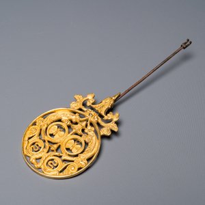 Een indrukwekkende driedelige vergulde bronzen klokgarnituur met chinoiserie decor, Frankrijk, 19e eeuw — foto 8
