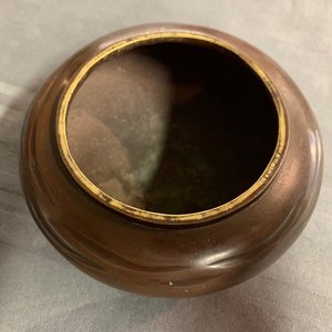Een ingelegde bronzen vaas, een bronzen wierookbrander en een verguld koperen penselenbeker, Japan, Meiji, 19e eeuw — foto 14
