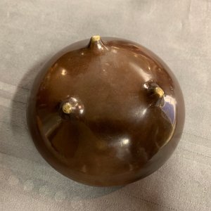 Een ingelegde bronzen vaas, een bronzen wierookbrander en een verguld koperen penselenbeker, Japan, Meiji, 19e eeuw — foto 15