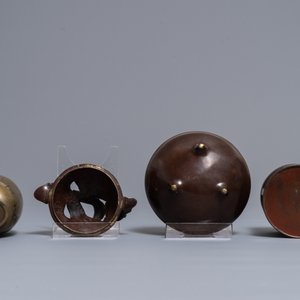 Een ingelegde bronzen vaas, een bronzen wierookbrander en een verguld koperen penselenbeker, Japan, Meiji, 19e eeuw — foto 7