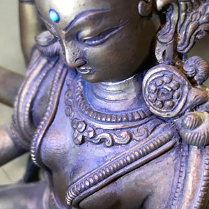 Een ingelegde verguld bronzen figuur van Vasudhara, Tibet of Nepal, 18/19e eeuw — foto 14