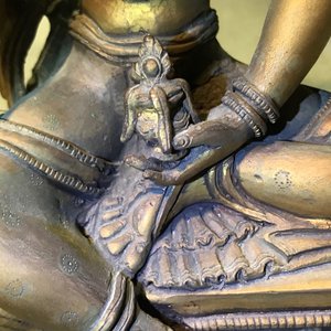 Een ingelegde verguld bronzen figuur van Vasudhara, Tibet of Nepal, 18/19e eeuw — foto 21