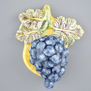 Een intacte polychrome Delftse druiventros, 18e eeuw — foto 1