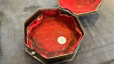 Een Iraanse achthoekige, vergulde en met zilver ingelegde doos, 18/19e eeuw — foto 7