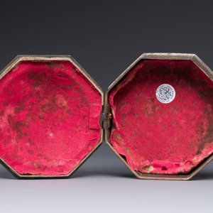 Een Iraanse achthoekige, vergulde en met zilver ingelegde doos, 18/19e eeuw — foto 5