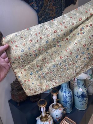 Een Iraanse met gouddraad geborduurde zijden kaftan, een hoed, een muntarmband en een Koranhouder, 19e eeuw — foto 17