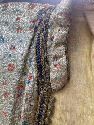 Een Iraanse met gouddraad geborduurde zijden kaftan, een hoed, een muntarmband en een Koranhouder, 19e eeuw — foto 19
