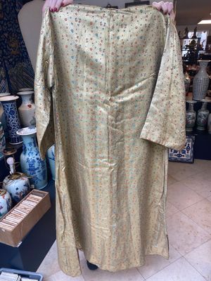 Een Iraanse met gouddraad geborduurde zijden kaftan, een hoed, een muntarmband en een Koranhouder, 19e eeuw — foto 24