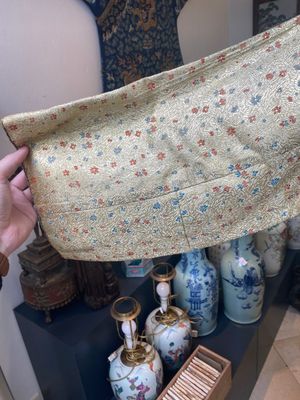 Een Iraanse met gouddraad geborduurde zijden kaftan, een hoed, een muntarmband en een Koranhouder, 19e eeuw — foto 25