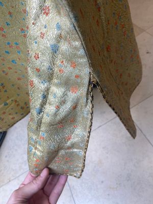 Een Iraanse met gouddraad geborduurde zijden kaftan, een hoed, een muntarmband en een Koranhouder, 19e eeuw — foto 27