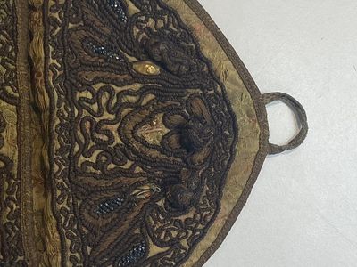 Een Iraanse met gouddraad geborduurde zijden kaftan, een hoed, een muntarmband en een Koranhouder, 19e eeuw — foto 4