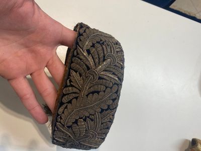 Een Iraanse met gouddraad geborduurde zijden kaftan, een hoed, een muntarmband en een Koranhouder, 19e eeuw — foto 8