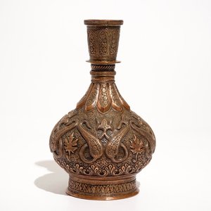 Een Islamitische basis voor een waterpijp in bewerkt rood koper, Syrië, ca. 1900 — foto 1