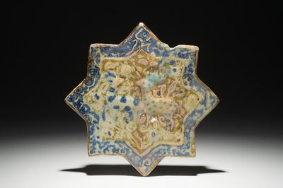Een Islamitische stertegel met reliëfdecor van herten, Kashan, Iran, 13e eeuw