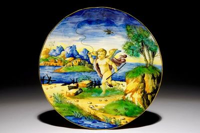 Een Italiaans majolica bord met een putto, Cantagalli, 19e eeuw
