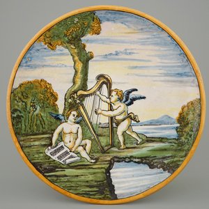 Een Italiaans majolica bord met musicerende putti, 19e eeuw — foto 1