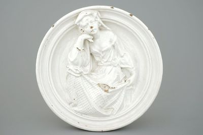 Een Italiaans wit geglazuurd aardewerk reliëf, naar Della Robbia, 17e eeuw