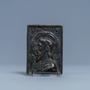 Een Italiaanse bronzen plaquette met een profielbuste van Christus, wellicht Rome, begin 16e eeuw — foto 1