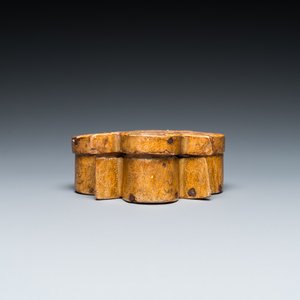 Een Italiaanse gepolychromeerde gebogen houten dekseldoos, wellicht Siena, 14/15e eeuw — foto 3