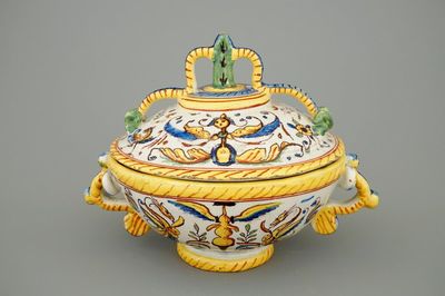 Een Italiaanse majolica dekselkom, Deruta, 17e eeuw