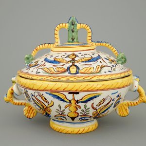Een Italiaanse majolica dekselkom, Deruta, 17e eeuw — foto 2
