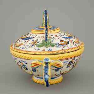 Een Italiaanse majolica dekselkom, Deruta, 17e eeuw — foto 5