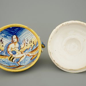 Een Italiaanse majolica dekselkom, Deruta, 17e eeuw — foto 6