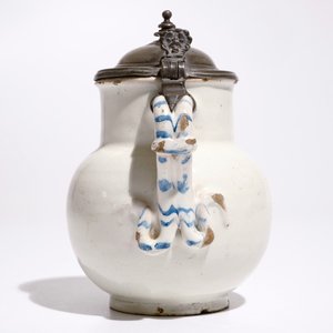 Een Italiaanse majolica kan met een putto in compendario stijl, Faenza, 17e eeuw — foto 4