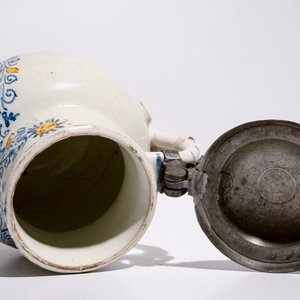 Een Italiaanse majolica kan met een putto in compendario stijl, Faenza, 17e eeuw — foto 8