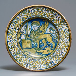 Een Italiaanse majolica schotel met de leeuw van Sint-Marcus, Deruta, 2e kwart 16e eeuw — foto 1