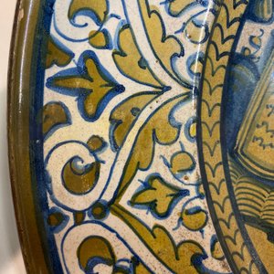 Een Italiaanse majolica schotel met de leeuw van Sint-Marcus, Deruta, 2e kwart 16e eeuw — foto 4