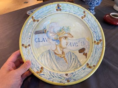 Een Italiaanse majolica schotel met het portret van de Romeinse keizer Claudius, 17e eeuw — foto 1