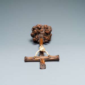 Een ivoren Corpus op naturalistisch gesculpteerde houten crucifix, wellicht Frankrijk, 17/18e eeuw — foto 1