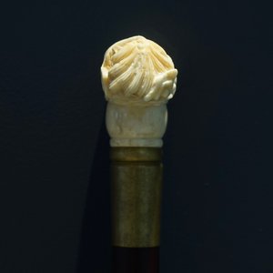 Een ivoren en houten wandelstok met een draak als handgreep, Chinees werk, 19e eeuw — foto 5