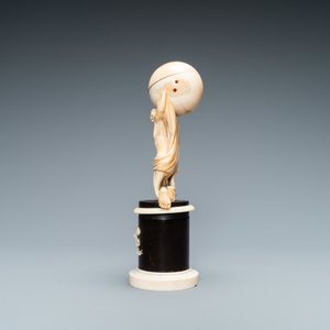 Een ivoren figuur van Atlas die de wereld draagt, wellicht Dieppe, 19e eeuw — foto 3