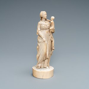 Een ivoren figuur van een Madonna met kind, Dieppe, Frankrijk, 18e eeuw — foto 1