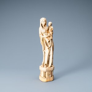Een ivoren figuur van een Madonna met kind, wellicht Frankrijk, 15/16e eeuw — foto 1