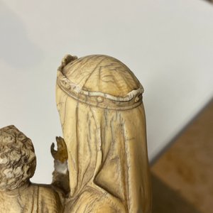 Een ivoren figuur van een Madonna met kind, wellicht Frankrijk, 15/16e eeuw — foto 18