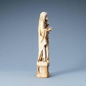 Een ivoren figuur van een Madonna met kind, wellicht Frankrijk, 15/16e eeuw — foto 3