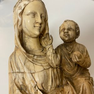 Een ivoren figuur van een Madonna met kind, wellicht Frankrijk, 15/16e eeuw — foto 8