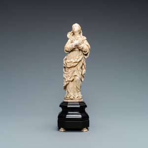 Een ivoren figuur van een Madonna op houten sokkel, Vlaanderen of Duitsland, 17e eeuw — foto 2