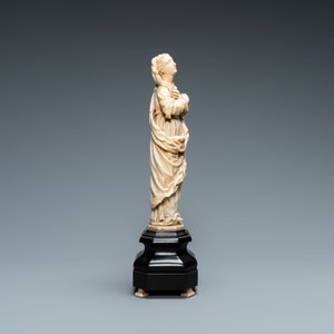 Een ivoren figuur van een Madonna op houten sokkel, Vlaanderen of Duitsland, 17e eeuw — foto 5