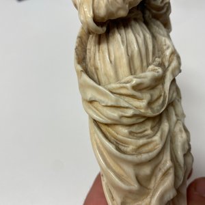 Een ivoren figuur van een Madonna op houten sokkel, Vlaanderen of Duitsland, 17e eeuw — foto 10