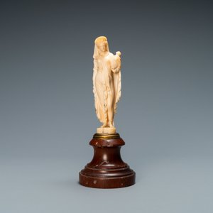 Een ivoren figuur van een oriëntaalse dame met klederdracht in antieke stijl met een vaas in de hand, wellicht Dieppe, Frankrijk, 19e eeuw — foto 2
