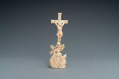 Een ivoren kruisiging met Maria Magdalena aan de voet van het kruis, 18e eeuw