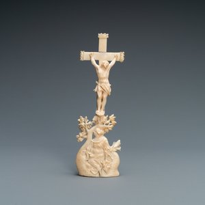 Een ivoren kruisiging met Maria Magdalena aan de voet van het kruis, 18e eeuw — foto 1