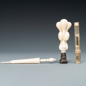 Een ivoren 'Stanhope' miniatuur paraplu met miscroscopische zichten op Parijs, een zegelstempel en een benen naaldkoker, 19e eeuw — foto 4
